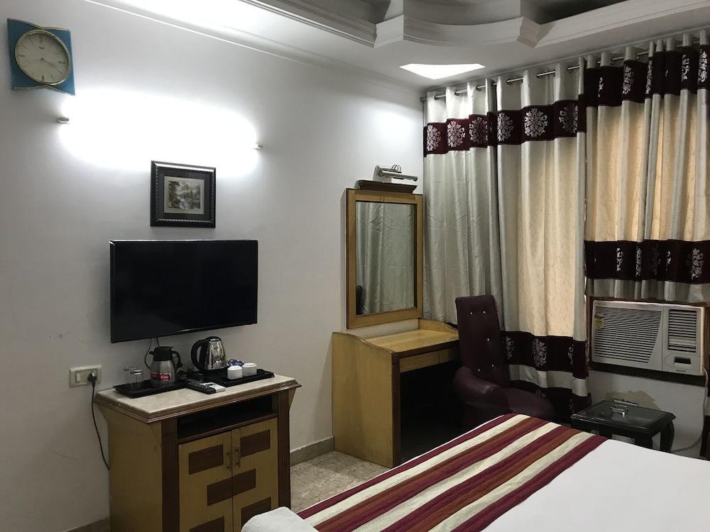 Tjs Royal Hotel Дели Экстерьер фото
