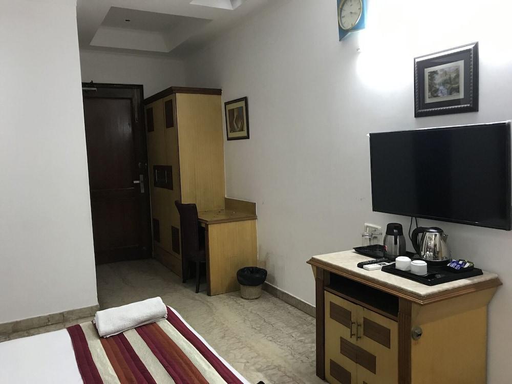 Tjs Royal Hotel Дели Экстерьер фото