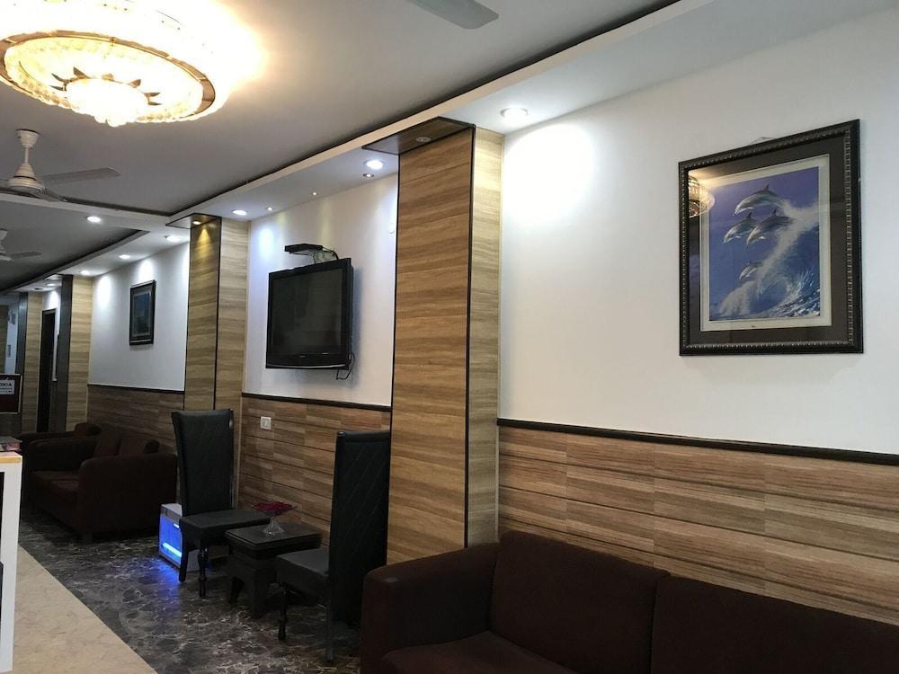Tjs Royal Hotel Дели Экстерьер фото