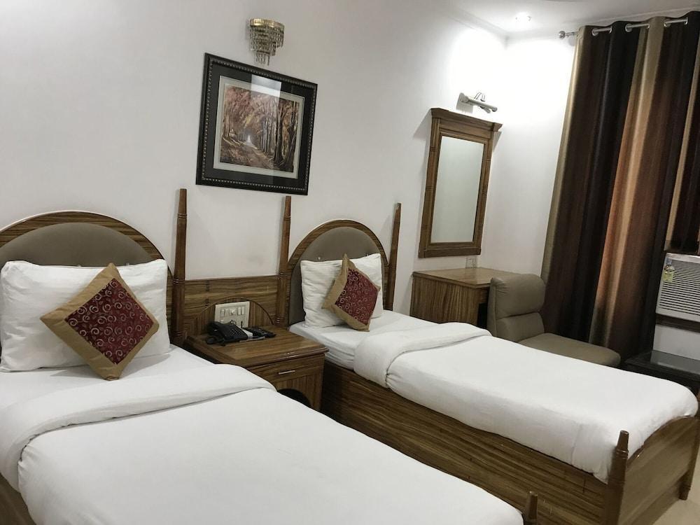 Tjs Royal Hotel Дели Экстерьер фото