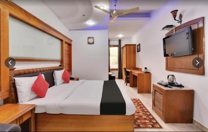 Tjs Royal Hotel Дели Экстерьер фото