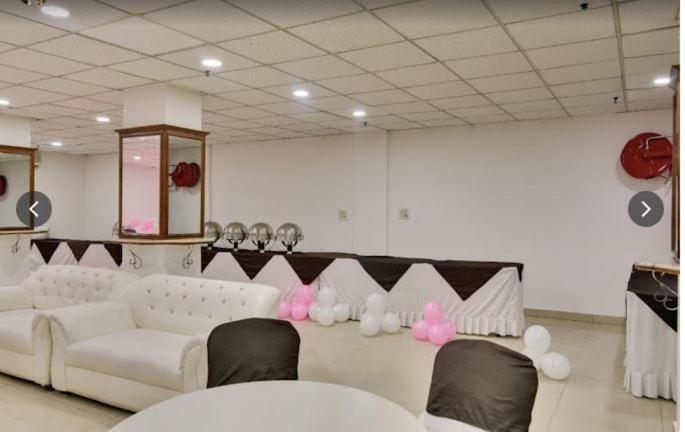 Tjs Royal Hotel Дели Экстерьер фото