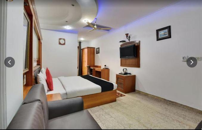 Tjs Royal Hotel Дели Экстерьер фото