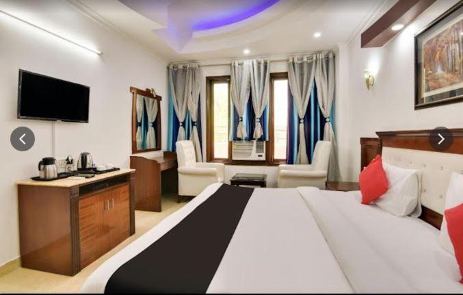 Tjs Royal Hotel Дели Экстерьер фото